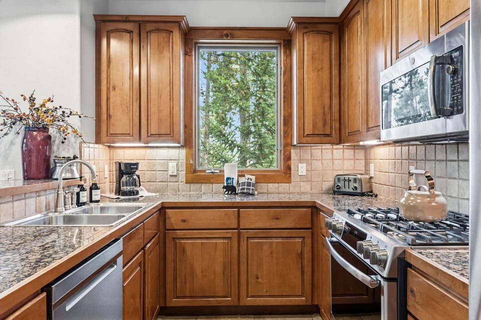 Kitchen: Drip coffee maker, Samsung refrigerator, General Electric oven, General Electric stovetop, General Electric microwave, Whirlpool dishwasher, blender, kettle, cooking utensils, tableware
