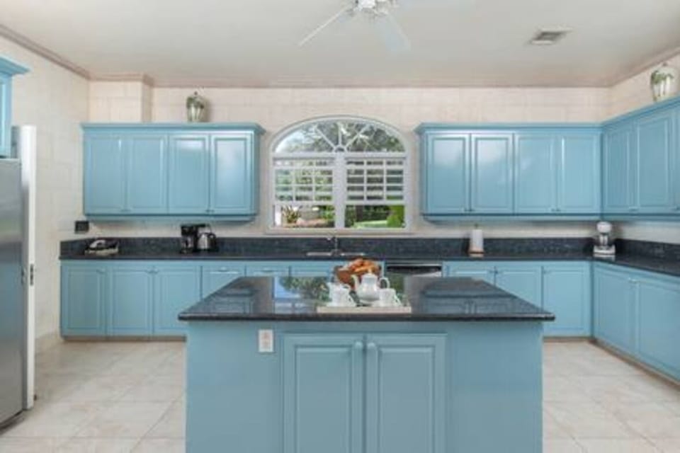 Well equipped kitchen with fridge freezer, blender, coffee maker, dishwasher, food processor, gas hob, juicer, kettle, microwave, oven, tumble dryer and washing machine.