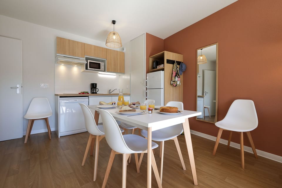 The well-appointed kitchen gives you everything you need to cook at your own pace — a welcome convenience for longer stays near Saint-Jean-de-Luz.