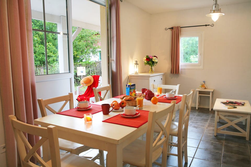Plenty of room for eight around the table — this spacious open-plan living area is designed for relaxed family gatherings after days out on the Atlantic coast.