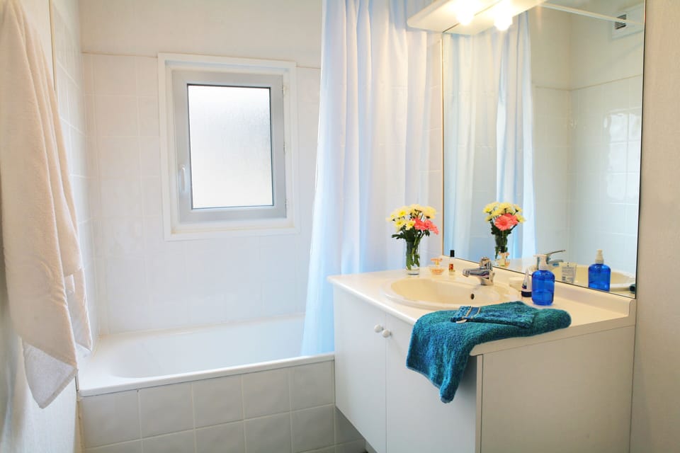 A clean, functional bathroom with all the essentials for a relaxed six-person stay in the heart of the Arcachon Bay.