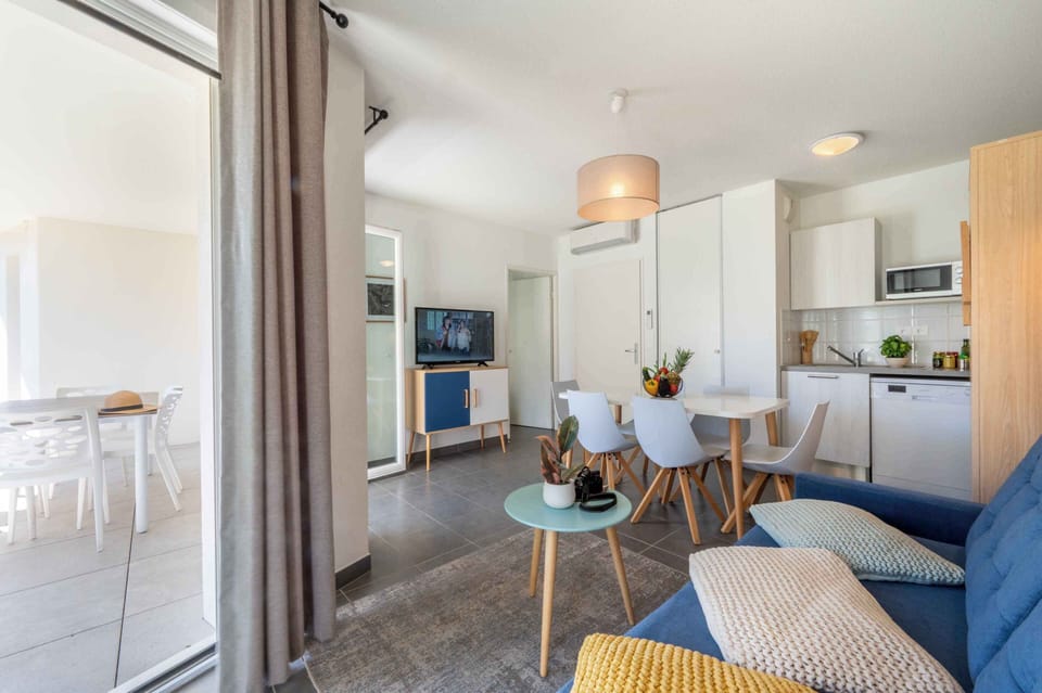 Fully equipped kitchenette and open living area, perfect for preparing fresh market finds from the nearby Provençal market.