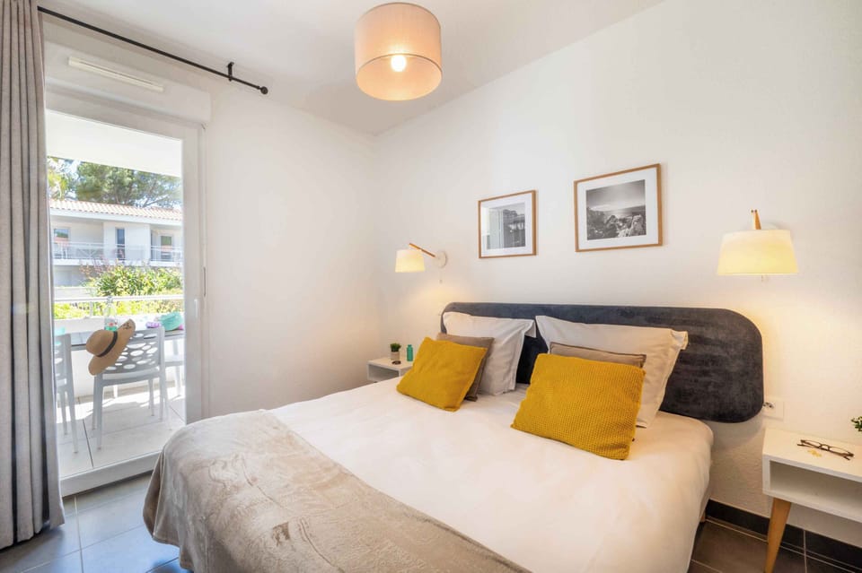 Welcoming double bedroom with warm décor and quality linens, your private retreat after a day exploring the Var coastline.