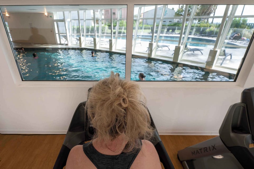 The fully equipped fitness room overlooks the indoor pool, offering a bright and motivating space to keep up your routine on holiday.