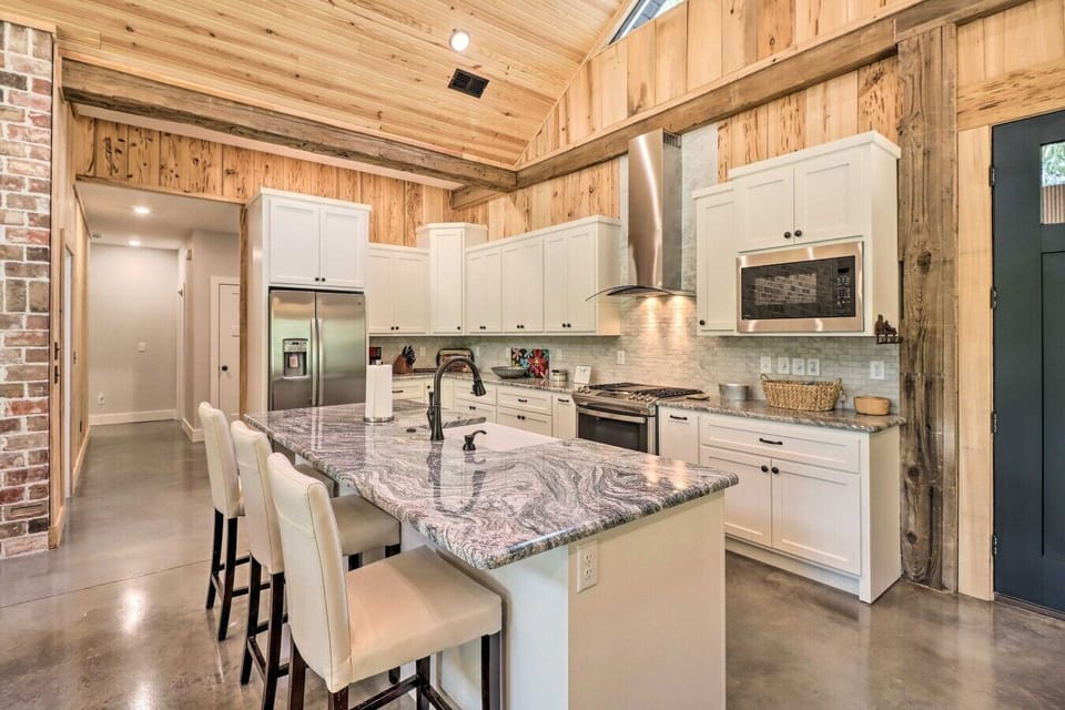 Kitchen | Spacious Kitchen with Stylish Granite Island | Perfect for Cooking & Entertaining