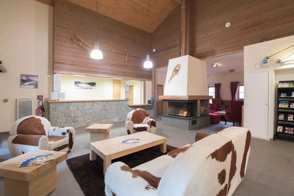 A warm and inviting lounge area at Le Grand Lodge — the perfect place to gather after a day of skiing, cycling, or exploring the Abondance Valley.