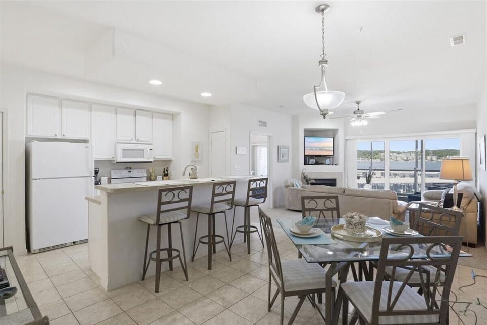 Kitchen & Dining Area