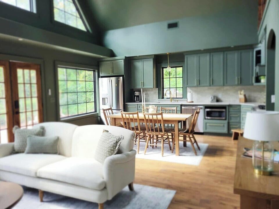 Kitchen & Dining