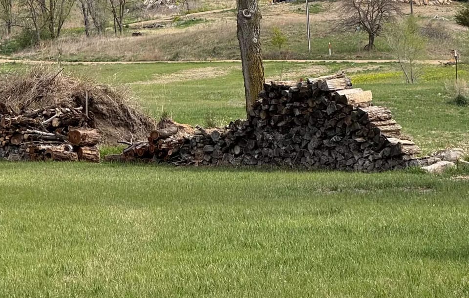 Firewood is provided for relaxing evenings around the outdoor fire pit