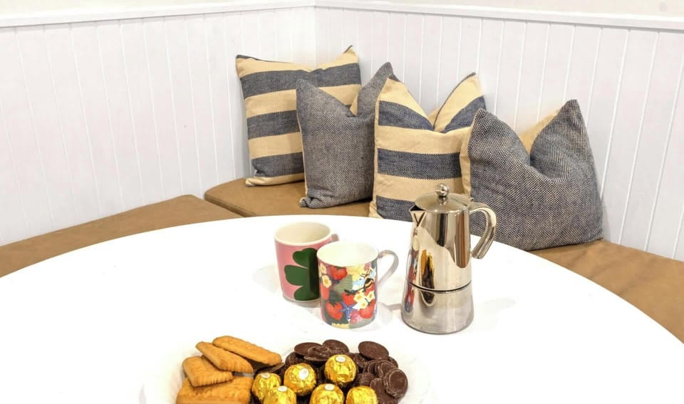 Cute banquet seating in kitchen for informal breakfasts and morning coffee...