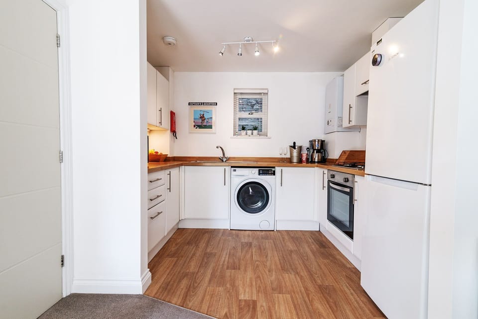 Captains Rest, Brixham: A modern, fully-equipped kitchen for a self-catering holiday