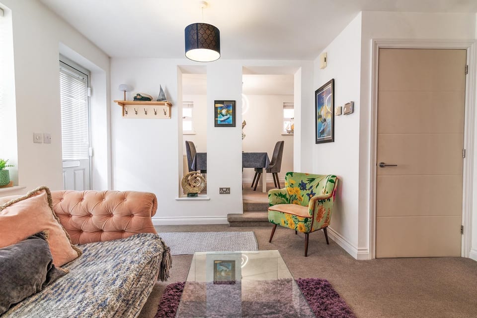 Captains Rest, Brixham: A bright and welcoming living area