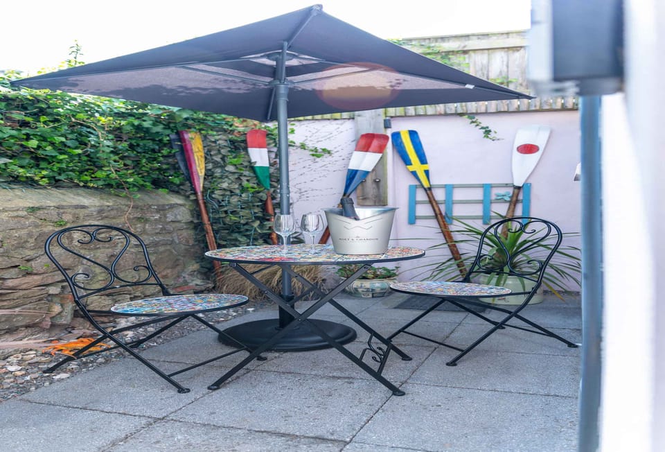 Captains Rest, Brixham: Private enclose courtyard