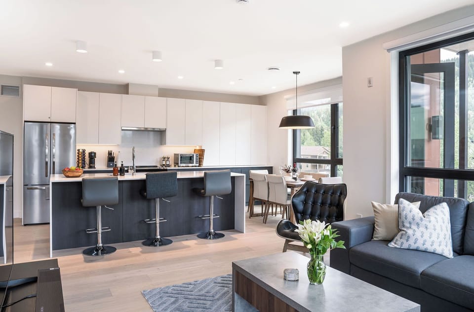 Charlie's Retreat- Kitchen/Dining Area