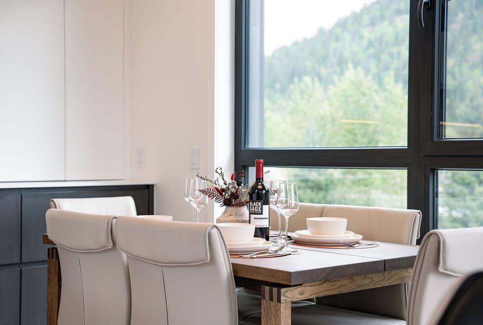 Charlie's Retreat- Dining Area