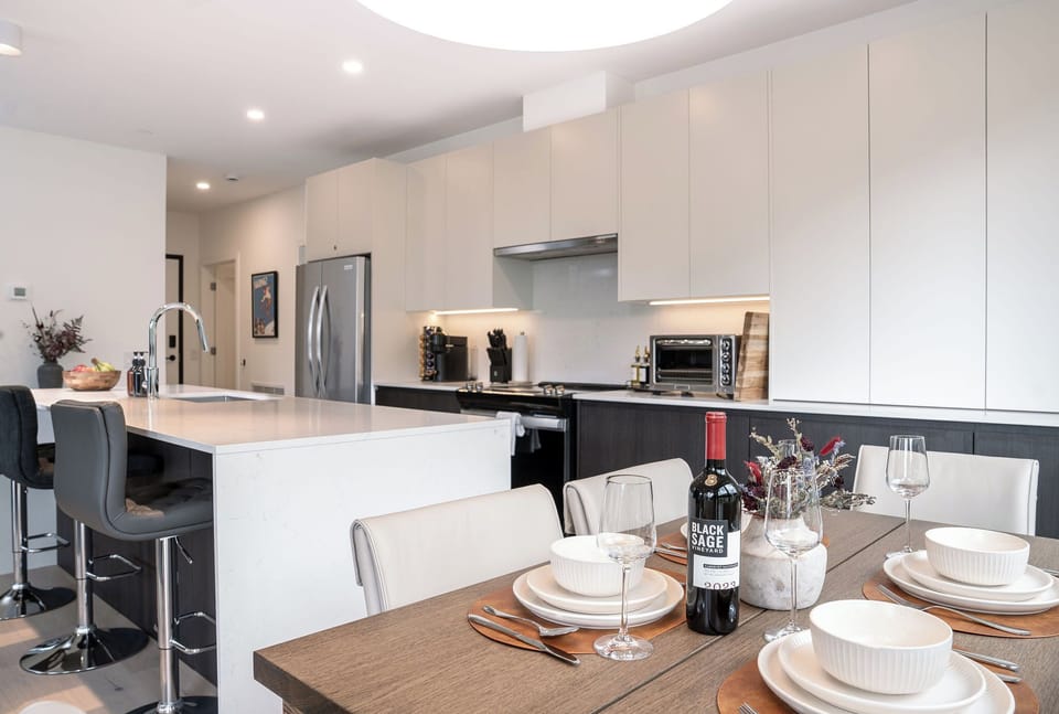 Charlie's Retreat- Kitchen/Dining Area