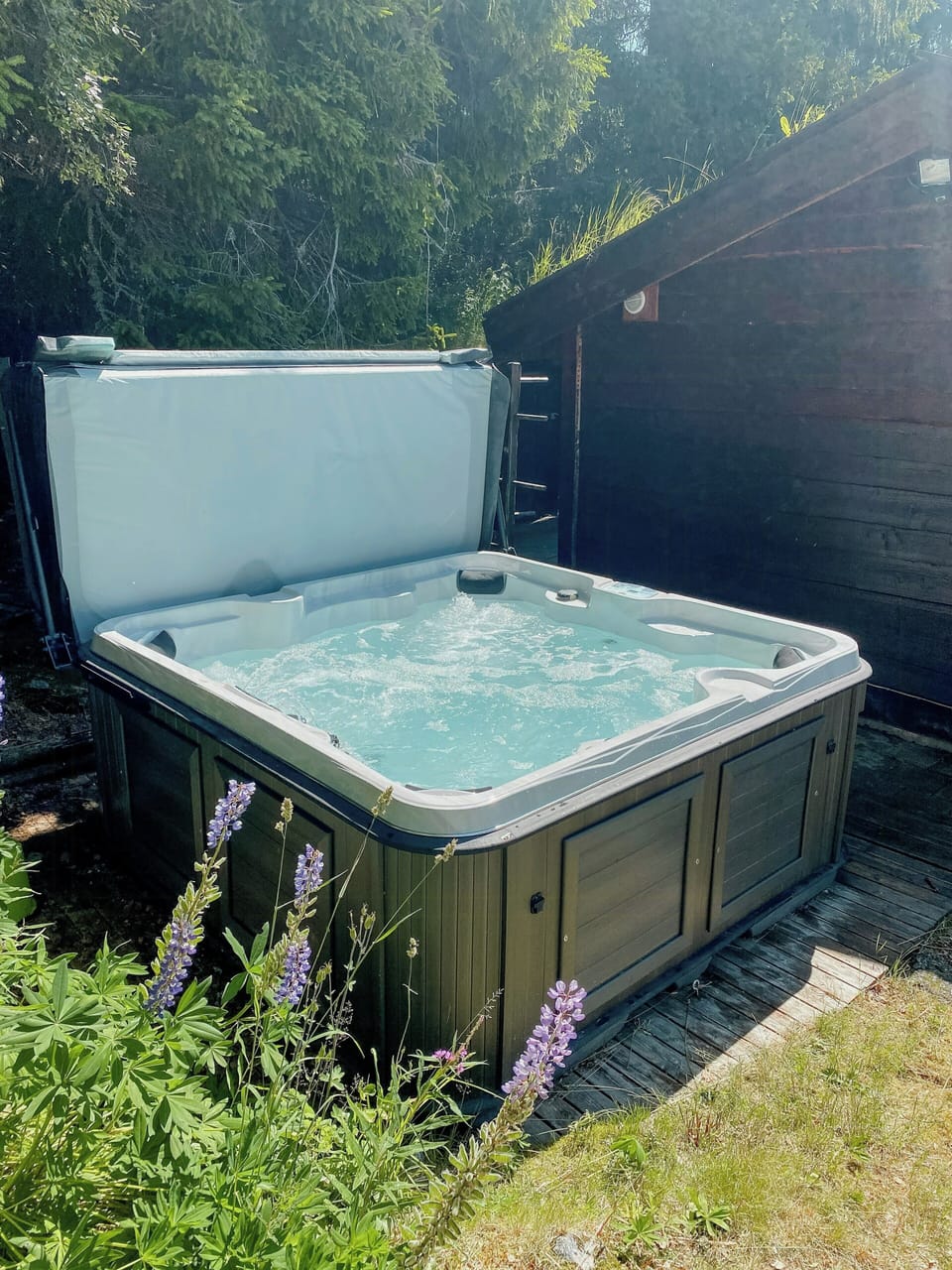 Outdoor spa tub