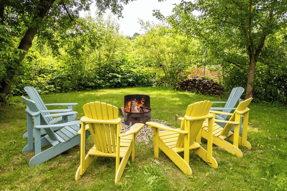 Coin feu extérieur intime avec chaises Adirondack