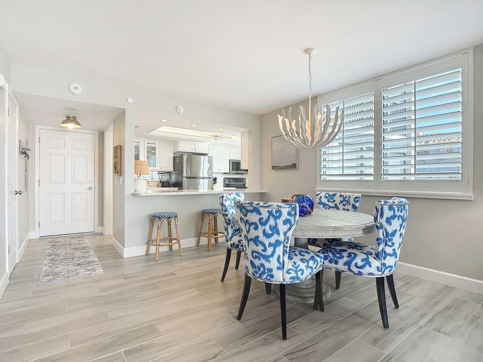 Dining Area - Seating for 6