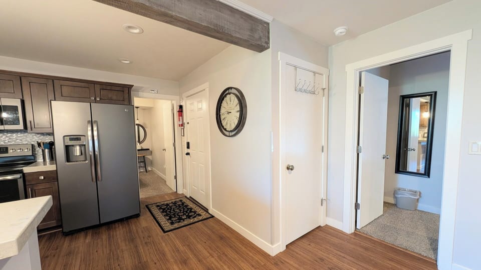 Split bedroom floor-plan. With one bedroom on each side of the main entrance. 
