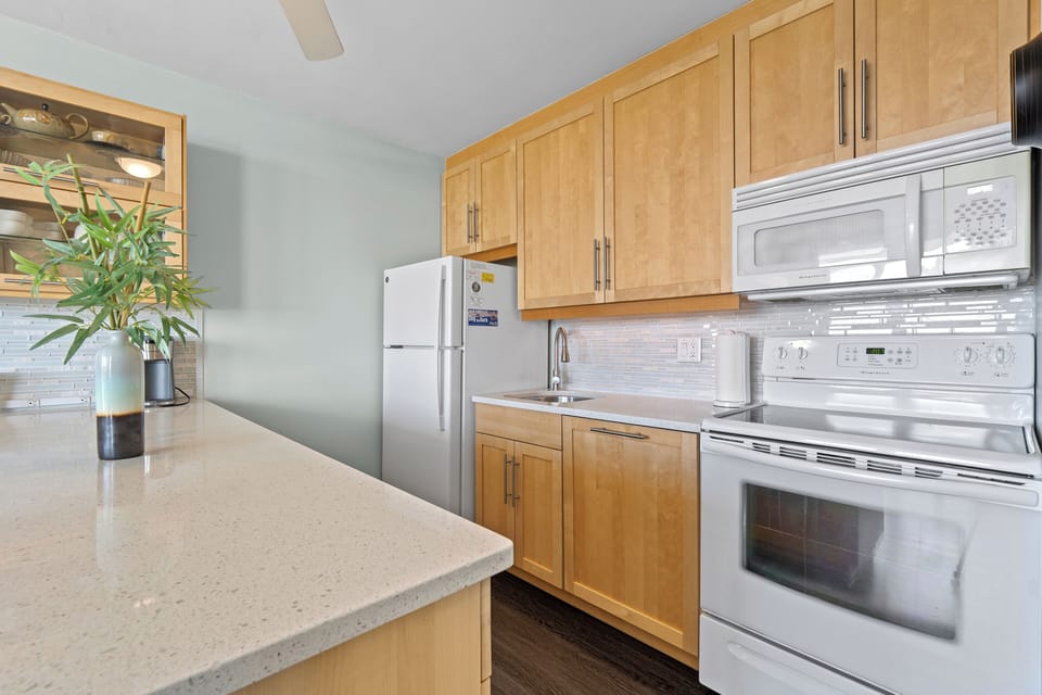 Lovley kitchen area with island for thoes beach snacks!