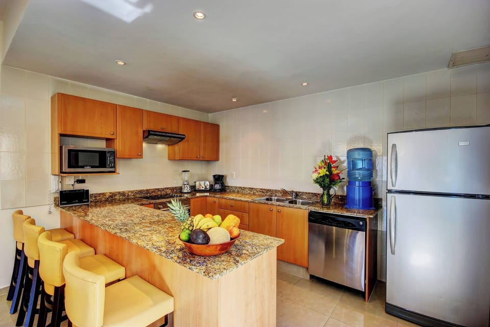 Fully equipped kitchen with dishwasher.