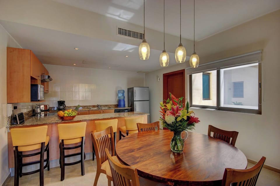 Dining room for 6 people and breakfast bar for 4