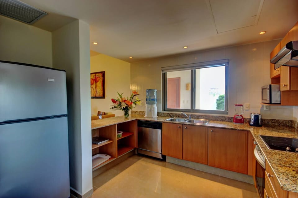 Fully equipped kitchen with dishwasher and quality utensils