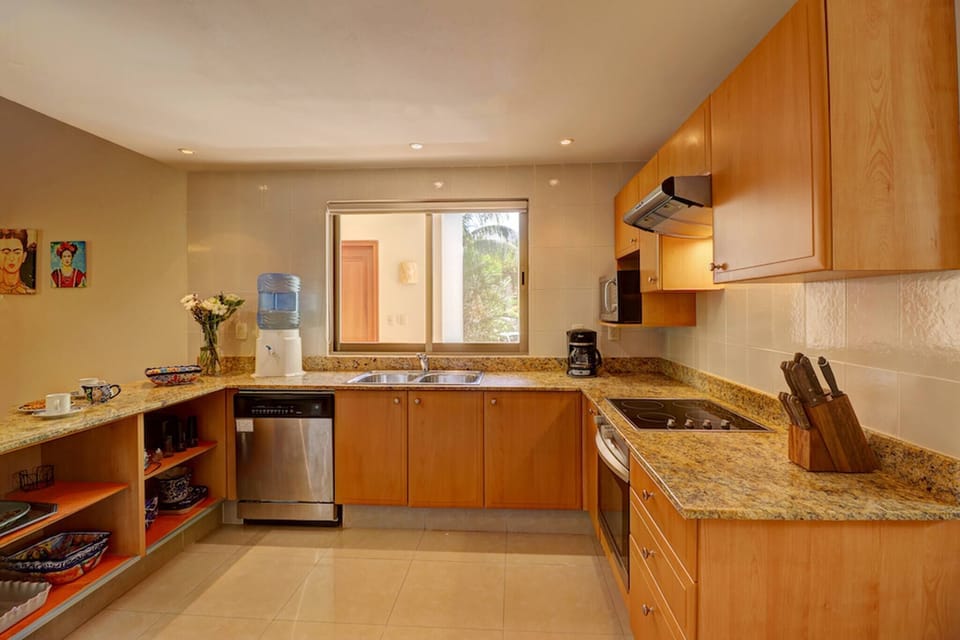 Fully equipped kitchen with quality utensils and dishwasher