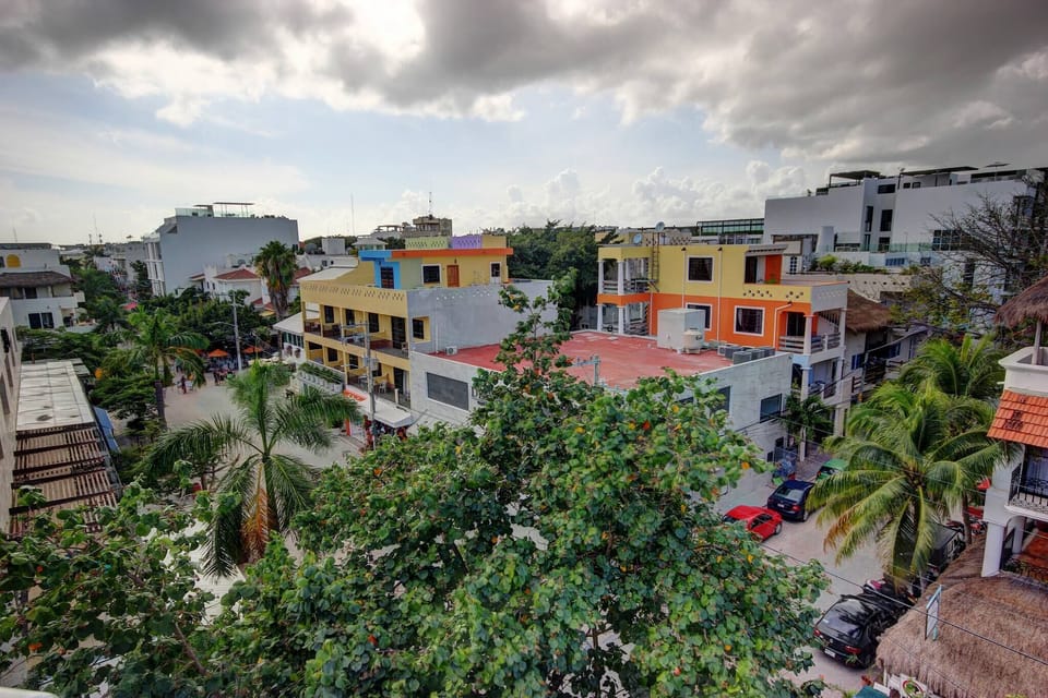 Palmar del Sol is located in the best tourist area of Playa del Carmen, between 5th Avenue and Playa Mamitas.