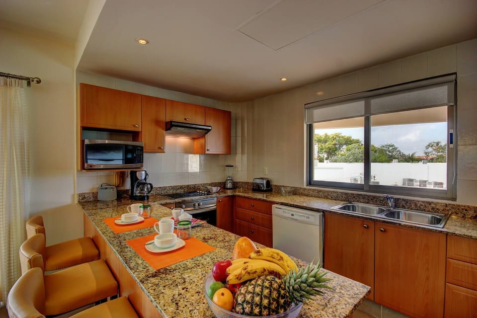 Fully equipped kitchen with dishwasher.