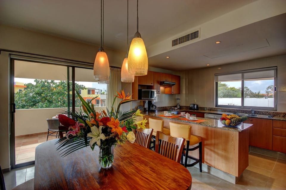 Dining room for 6 people comfortably and with a fresh natural breeze
