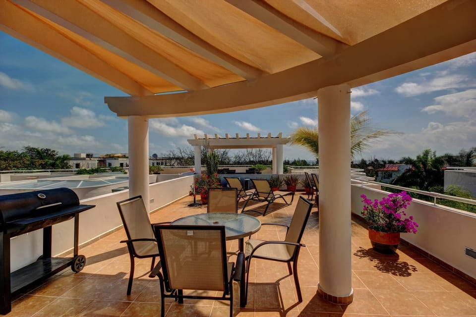 Private rooftop with BBQ, chairs, table and lounge chairs