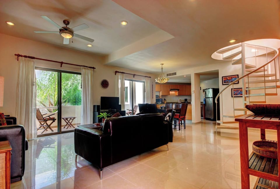 Spacious, well-lit and cool penthouse for 5 people comfortably
