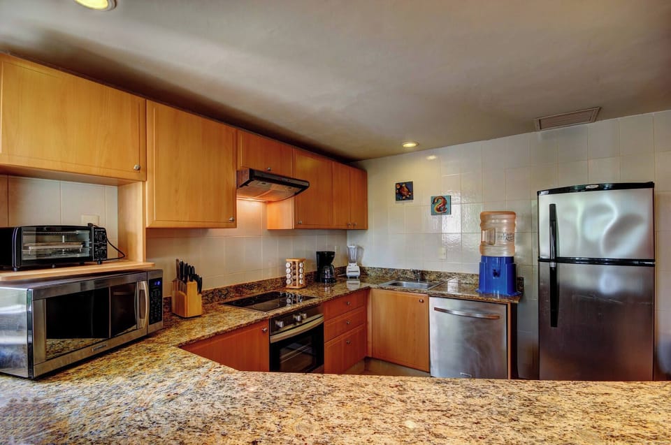Kitchen equipped with quality utensils, dishwasher and large refrigerator