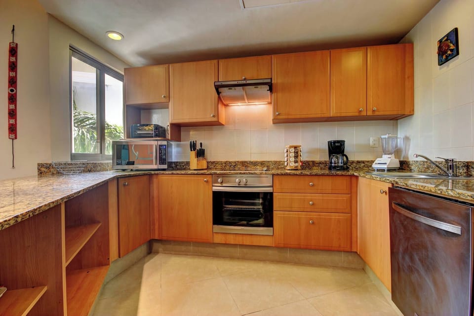 Fully equipped kitchen with dishwasher