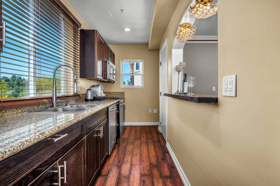 Modern Kitchen w Full Amenities Dishwasher, Microwave, Coffee Maker, Crock Pot, Waffle Maker  plus More!