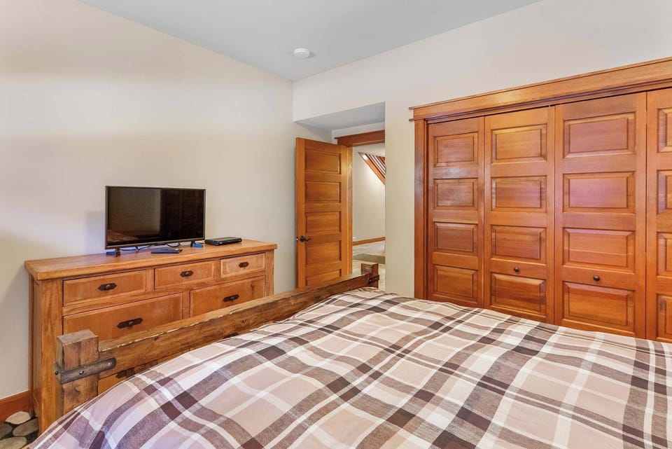 Bedroom 3 w/ queen bed & TV