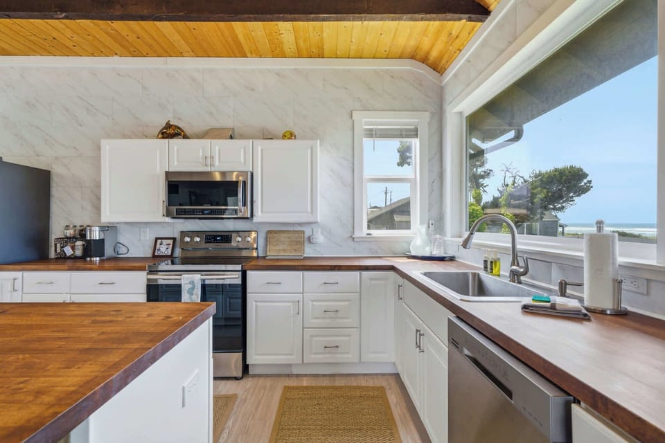 #StayinMyDistrict #BookDirect #EntireHome #OceanView #Strandhuisje