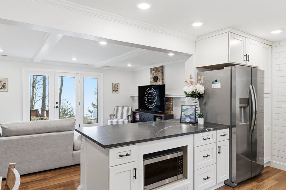 Bright, modern kitchen with sleek finishes 🍳✨
Enjoy cooking in this fully equipped space featuring stainless steel appliances, subway tile backsplash, and plenty of natural light.