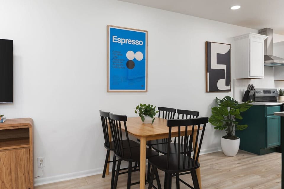 Dining table with seating for 5. Open concept with the living room and the fully equipped kitchen.