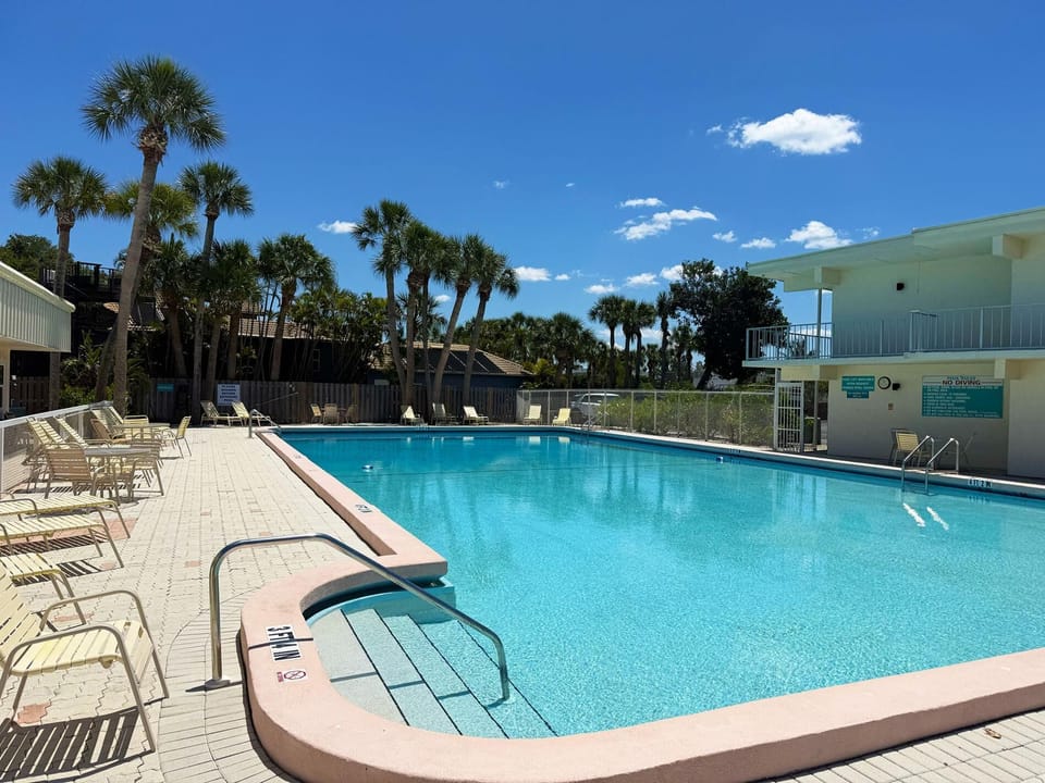 Venice Villas 1BR – Beach & Pool Sleeps 4 (7908)