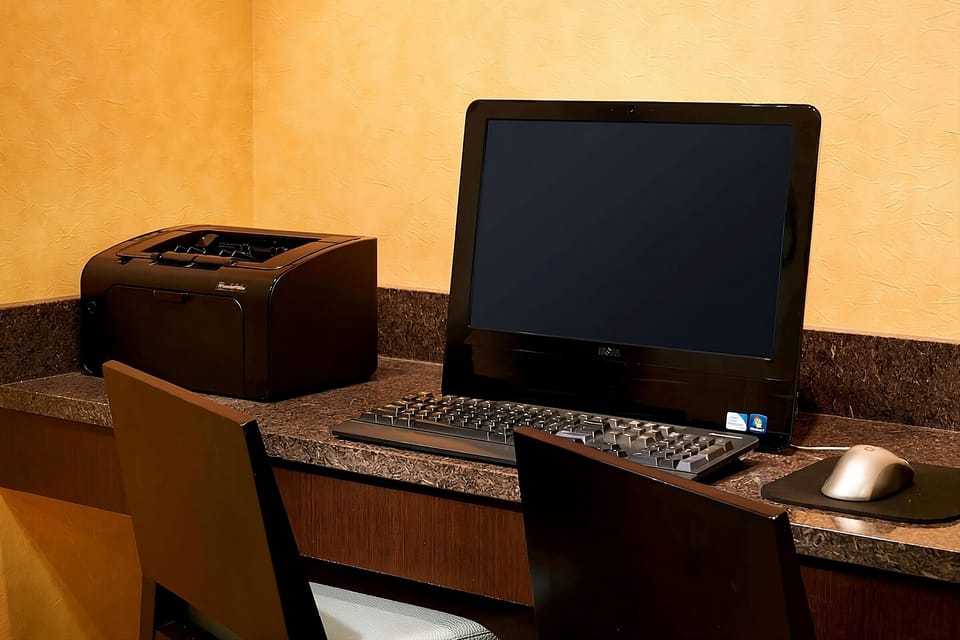Stay productive with a convenient workstation and quick printing.