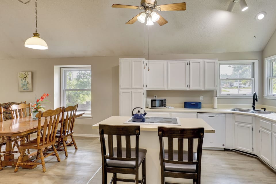 Kitchen | Breakfast Bar | 1st Floor