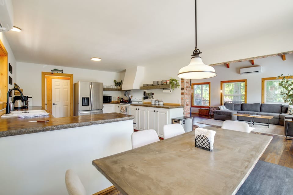 Dining & Kitchen Area | Keurig & Drip Coffee Makers