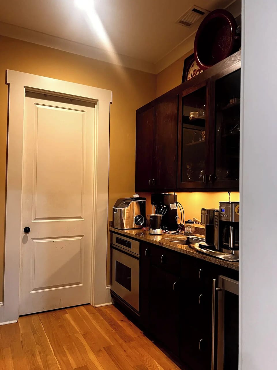 Butler's pantry and coffee station (bring your own butler ;-)