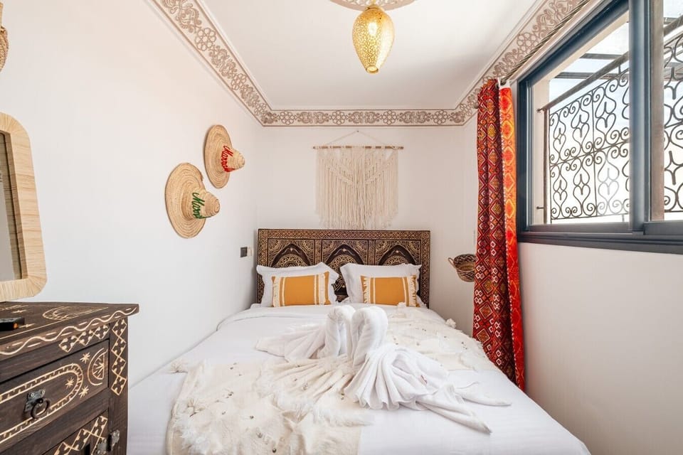 Chambre rénovées avec goût, alliant lignes modernes et touches marocaines traditionnelles.