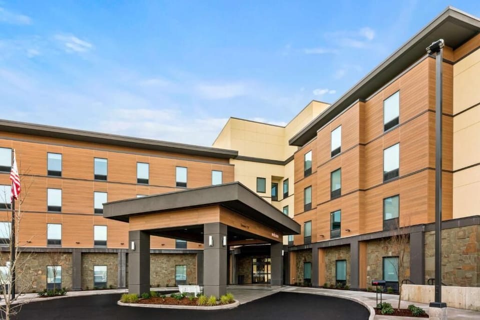 Arrive with ease at a modern hotel entrance and porte-cochère.