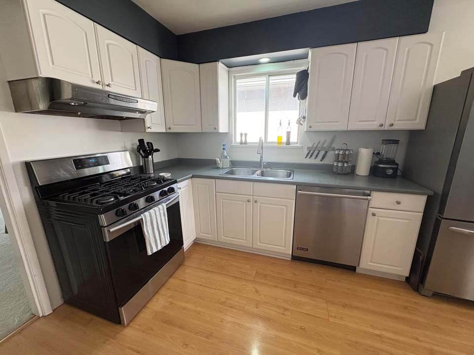 Large kitchen wih gas range