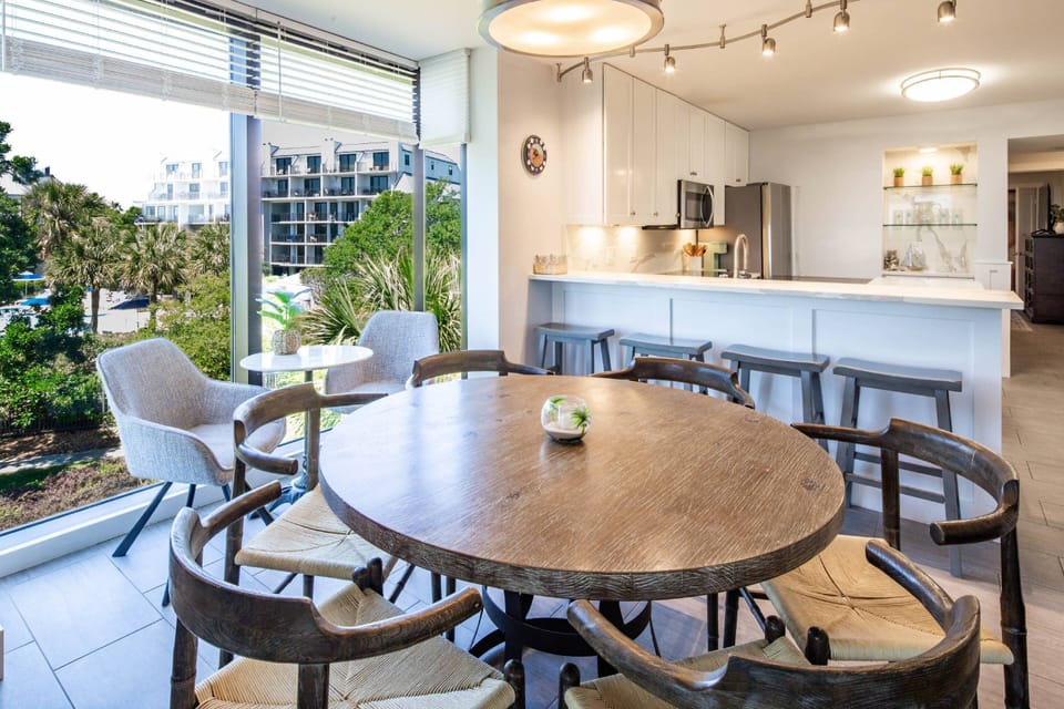 As an end unit, Shell-Moe has an additional set of floor-to-ceiling windows near the dining area.